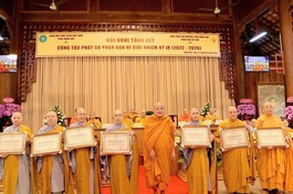 Đại diện Ban Trị sự GHPGVN tỉnh tặng Bằng tuyên dương công đức của Ban Thường trực Ban Trị sự tỉnh đến các nhân