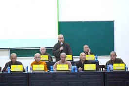 Thượng tọa Thích Tĩnh Triệt phát biểu tại buổi họp của Ban Thường trực