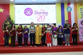 Thượng tọa Thích Thanh Phong thay mặt Nhóm Chia sẻ - Sharing trao những phần quà tri ân đến các đơn vị đồng hành