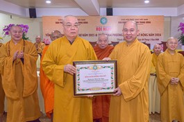 Trưởng lão Hòa thượng Thích Thanh Nhiễu trao Bằng tuyên dương công đức của GHPGVN đến Thượng tọa Thích Đức Thiện - Ảnh: Quảng Đạo/BGN