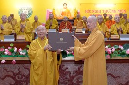Đức Pháp chủ trao giáo chỉ tấn phong của Tăng Ni đến Trưởng lão Hòa thượng Thích Thiện Nhơn