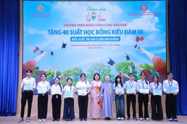 Ni sư Thích nữ Huệ Dâng trao học bổng cho sinh viên