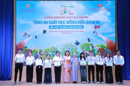 Ni sư Thích nữ Huệ Dâng trao học bổng cho sinh viên