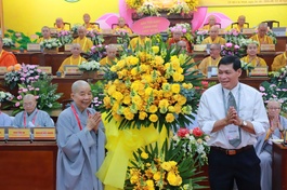 Ông Phạm Ngọc Chuyên đại diện Ban Tôn giáo Chính phủ tặng lẵng hoa chúc mừng hội nghị