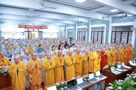 Chư tôn đức Tăng Ni và đại diện chính quyền trong nghi thức chào Quốc kỳ và Đạo kỳ