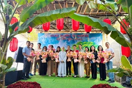 Ban Tổ chức và mạnh thường quân hỗ trợ chương trình trao quà Tết cho hộ nghèo