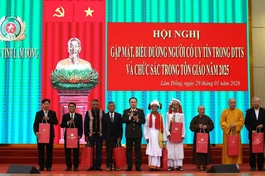 Biểu dương những người có uy tín trong đồng bào dân tộc thiểu số và chức sắc, chức việc các tôn giáo