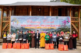 Ban Tổ chức trao quà đến bà con vùng biên giới bên thềm Tết cổ truyền