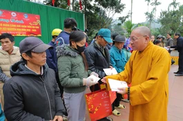 Hòa thượng Thích Gia Quang trao quà Tết đến những hộ nghèo