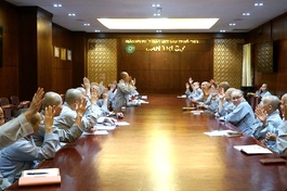 Chư Ni trong Thường trực Phân ban Ni giới TP.HCM biểu quyết thống nhất đề cử nhân sự tại buổi họp bất thường chiều nay, 30-1, tại Việt Nam Quốc Tự - Ảnh: H.Diệu/BGN