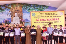 Đoàn trao học bổng học kỳ II cho học sinh đồng bào dân tộc thiểu số tại xã Đắc Bình 