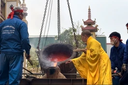  Rót đồng đúc Đại hồng chung chùa Yên Duyên