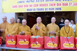 Hòa thượng Thích Lệ Trang chúc Tết bà con đến nhận quà tại Việt Nam Quốc Tự - Ảnh: Bảo Toàn/BGN