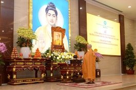 Đức Đệ tứ Pháp chủ GHPGVN thắp hương tưởng niệm Trưởng lão Hòa thượng Thích Thiện Hoa