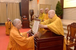 Trưởng lão Hòa thượng Thích Thiện Nhơn trao Giáo chỉ tấn phong đến Hòa thượng Thích Giác Trí - Ảnh: Bảo Toàn/BGN