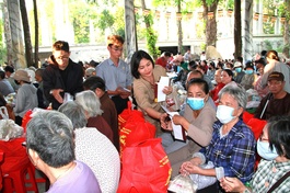 Đại diện mạnh thường quân trao quà Tết đến bà con tại chùa Thanh Long 2 (TP.HCM)