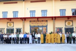 Phái đoàn chụp ảnh lưu niệm trước Văn phòng Ban Trị sự tỉnh - chùa Pháp Minh