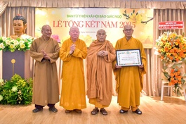 Hòa thượng Thích Giác Toàn trao Bằng tuyên dương công đức của Hội đồng Trị sự GHPGVN đến tập thể Ban Từ thiện xã hội Báo Giác Ngộ - Ảnh: Quảng Đạo/BGN