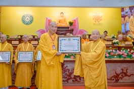 Trưởng lão Hòa thượng Thích Thiện Nhơn trao Bằng tuyên dương công đức đến Thượng tọa Thích Phước Nguyên