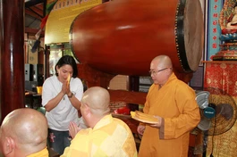 Đại diện trao quà đến đại diện các tịnh thất nhân Tết cổ truyền