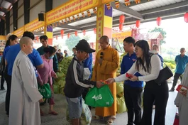 Ban Tổ chức trao quà đến bà con tại Phiên chợ 0 đồng Xuân Bính Ngọ