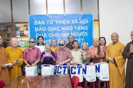 Trao quà Tết đến người mù, người nghèo tại Tòa soạn Báo Giác Ngộ 