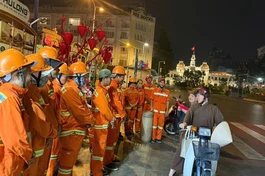 Ni trưởng Thích nữ Tịnh Nguyện đến trao quà và chúc Tết đến anh chị em công nhân môi trường đang làm việc vào rạng sáng 28 Tết