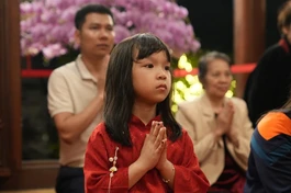 Phật tử đón giao thừa ở chùa Bằng