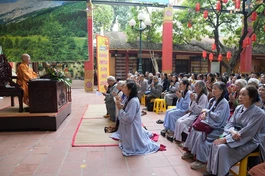 Phật tử Đạo tràng Pháp Hoa ở Hà Nội đỉnh lễ Hòa thượng Thích Bảo Nghiêm nhân đầu năm mới