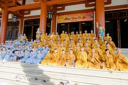 Trưởng lão Hòa thượng Thích Thiện Nhơn trao học bổng và quà ngày đầu Xuân Bính Ngọ