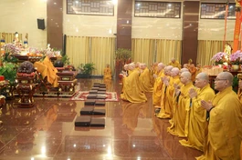 Chư tôn đức Ban Thường trực Ban Trị sự Phật giáo TP.HCM khánh tuế Đức Pháp chủ GHPGVN, cùng chư vị giáo phẩm Hội đồng Chứng minh - Ảnh: Nguyên Tài/BGN