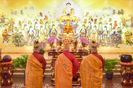 Chư vị đàn chủ niêm hương tại Lễ khai đàn Pháp hội Dược Sư "Tiêu tai diên thọ - kỳ quốc thái dân an - nguyện phong điều vũ thuận" - Ảnh: Quảng Đạo/BGN