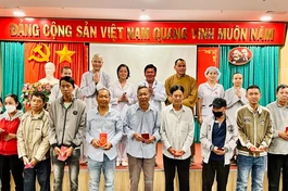 Đoàn trao quà đến bệnh nhân khó khăn tại Bệnh viện Đa khoa Vũng Tàu