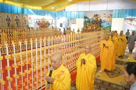 Chư tôn đức nhiễu đàn