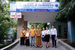 Đoàn đến thăm và trao quà tại Bệnh viện Đa khoa Củ Chi