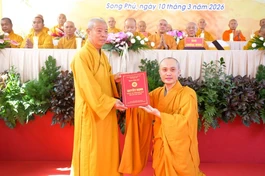 Hòa thượng Thích Minh Trí trao quyết định đến Đại đức Thích Minh Tuấn