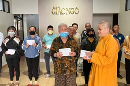  Ni sư Thích nữ Thông Liên thay mặt bạn đọc và nhà hảo tâm trao tiền đến bệnh nhân nghèo