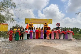 Đoàn cắt băng khánh thành cầu Tường Nguyên 570, tại ấp Vĩnh Hòa 1