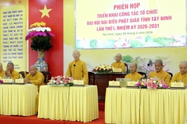 Thượng tọa Thích Quảng Tâm chủ trì, điều hành buổi họp của Ban Trị sự