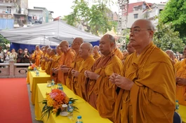 Chư tôn đức giáo phẩm cùng quý vị đại biểu đã nhất niệm chí thành, dâng hương tưởng niệm Giác linh Tổ sư