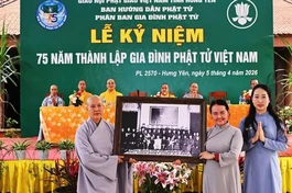 Cư sĩ Diệu Nhân trao ảnh Bác Hồ lưu niệm đến Gia đình Phật tử tỉnh Hưng Yên