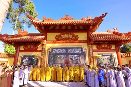 Chư Tăng thực hiện khánh thành tam quan chùa Bửu Thọ sau một năm thi công