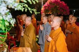 Chư tôn đức dâng hương tại Quán Âm Phật Đài