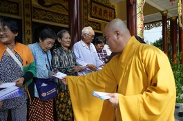Thượng tọa Thích Tĩnh Triệt trao quà đến bà con có hoàn cảnh khó khăn