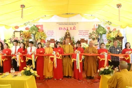 Cắt băng khánh thành chùa Ba Đông
