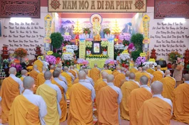 Chư Ni đảnh lễ Giác linh Ni trưởng Thích nữ Chí Kiên