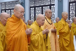 Chư vị giáo phẩm thắp hương tưởng niệm Giác linh Trưởng lão Hòa thượng Thích Trí Thủ