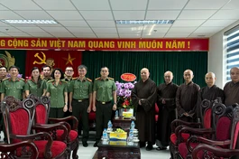 Phái đoàn Ban Trị sự TP.HCM chúc mừng lãnh đạo Cục An ninh nội địa nhân Ngày truyền thống của ngành