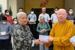 Hòa thượng Thích Duy Trấn trao tiền ủng hộ đến bệnh nhân bệnh hiểm nghèo