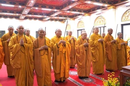 Chư tôn đức lãnh đạo Giáo hội thành kính dâng hương tưởng niệm Trưởng lão Hòa thượng Thích Thanh Dục